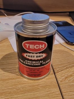 Lọ keo vá lốp Tech nhỏ